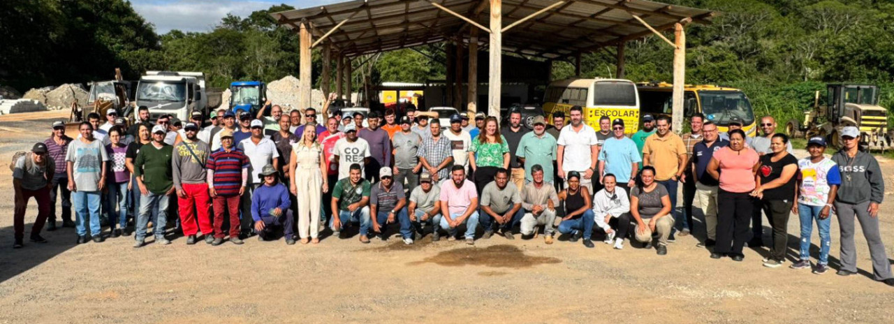 Prefeita Professora Guinha realiza reunião com a equipe da Garagem Municipal em Nazaré Paulista