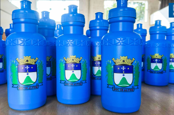 Prefeitura realiza entrega de garrafas plásticas reutilizáveis para alunos da educação infantil de Nazaré Paulista