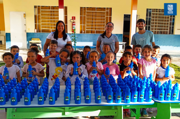 Prefeitura realiza entrega de garrafas plásticas reutilizáveis para alunos da EMEI Prefeito Estanislau Gonzaga Pinheiro 