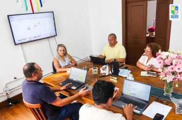 A Capital das Marchinhas: Prefeita Professora Guinha reúne-se com equipe para planejar o Carnaval 2025