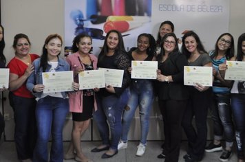 Fundo Social de Nazaré Paulista entrega certificados do curso de manicure