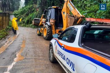 Equipes da Prefeitura e Defesa Civil atuam rapidamente na desobstrução de estradas em Nazaré Paulista