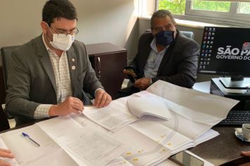 Prefeito Murilo Pinheiro e Prefeito Dr. Benedito entregam projeto para pavimentação da Estrada de Serra Negra