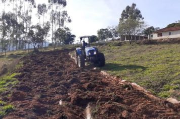Prefeitura de Nazaré Paulista fornece trator agrícola para preparo de terra dos pequenos agricultores rurais 