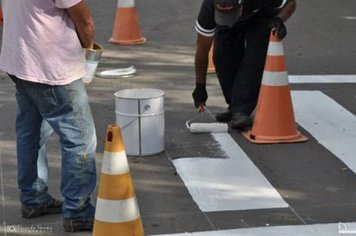 Município de Nazaré Paulista inicia pintura de faixa de pedestres em Frente às escolas