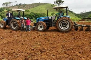 Casa da Agricultura realiza serviço de arado e gradeado para Agricultores de Nazaré Paulista