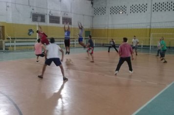 Treino de Voleibol: Projeto vai estimular a Prática de Vôlei entre Jovens e Adultos em Nazaré Paulista