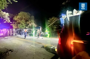 Defesa Civil de Nazaré Paulista atua durante a madrugada em apoio ao DER após tombamento de carreta na Rodovia Juvenal Ponciano de Camargo