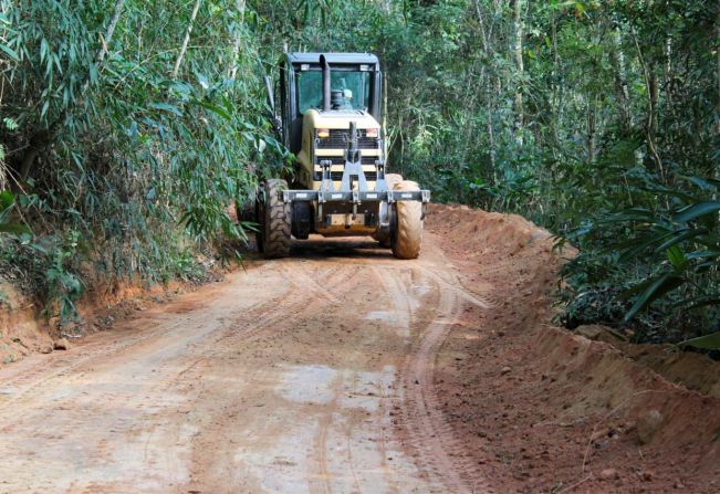 Departamento de obras recupera estradas rurais de Nazaré Paulista