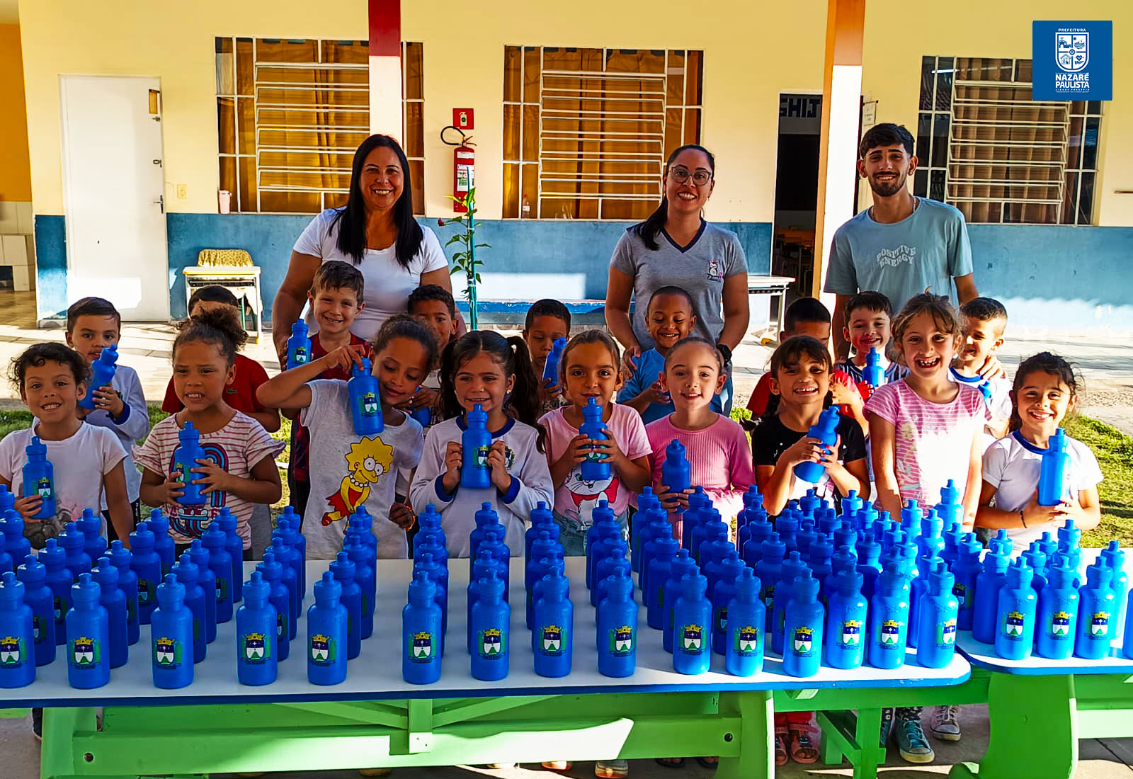 Prefeitura realiza entrega de garrafas plásticas reutilizáveis para alunos da EMEI Prefeito Estanislau Gonzaga Pinheiro 