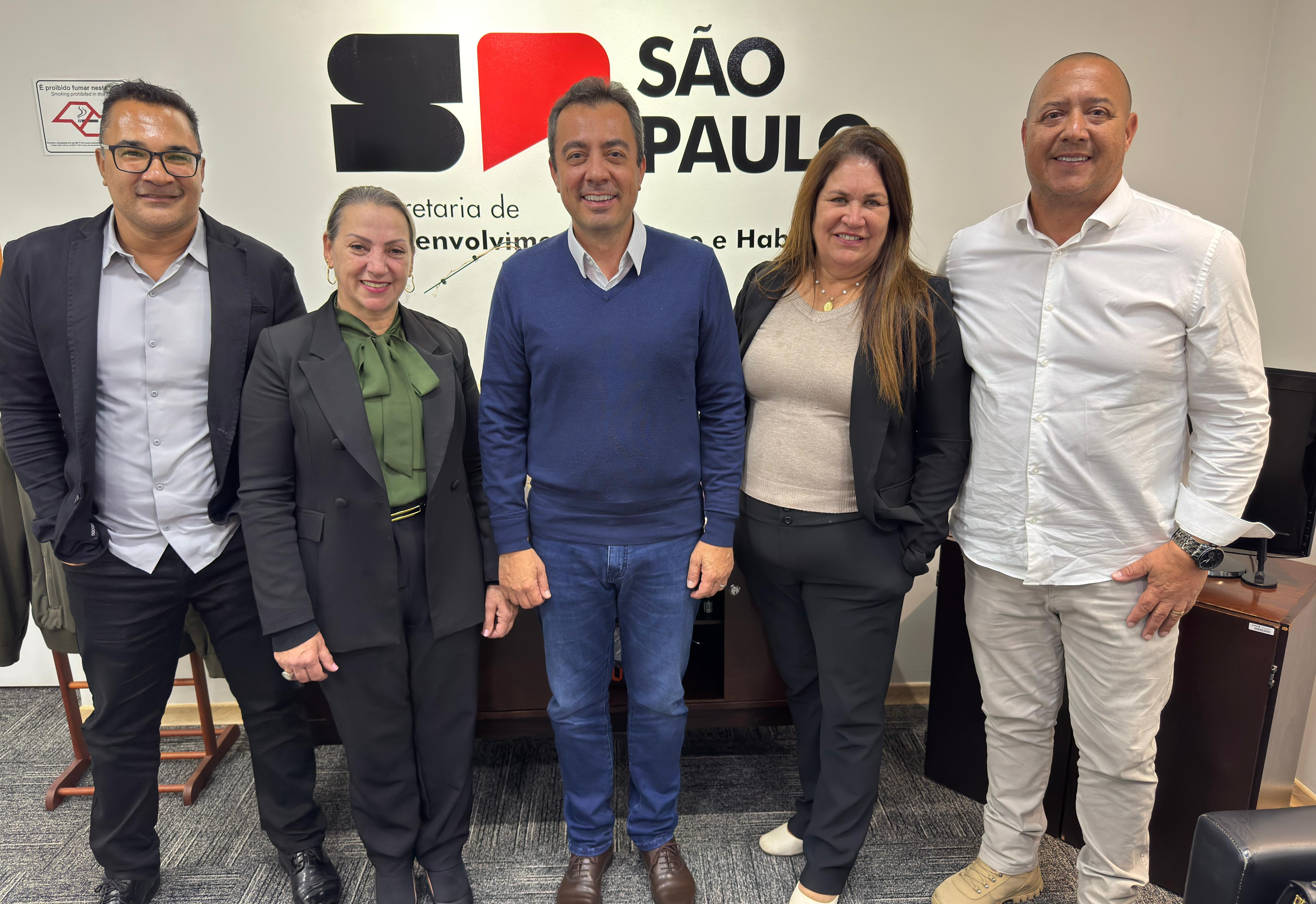Prefeita de Nazaré Paulista busca recursos para projetos em visita à Secretaria de Habitação do Estado de São Paulo