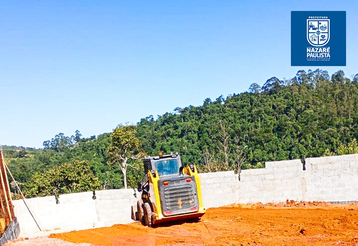 Prefeitura dá inicio na implantação da quadra de areia para educação integral na Escola Monsenhor
