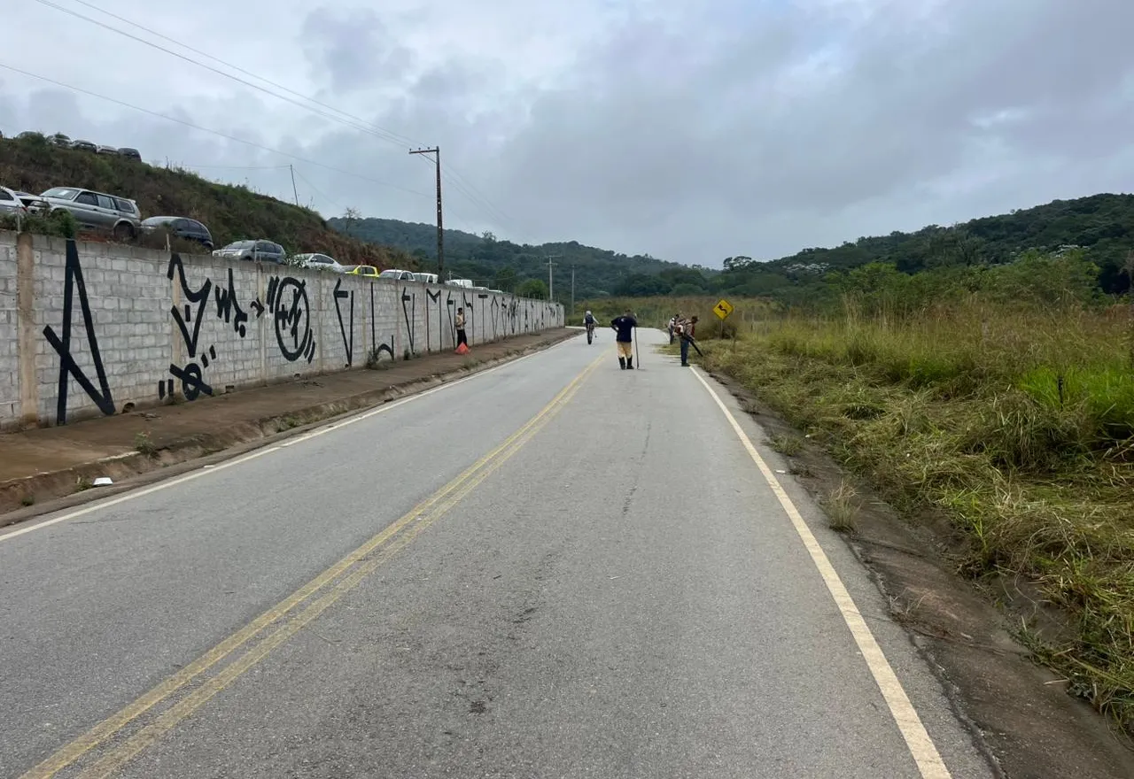 PREFEITURA REALIZA SERVIÇO DE ZELADORIA NA ESTRADA RIO ACIMA