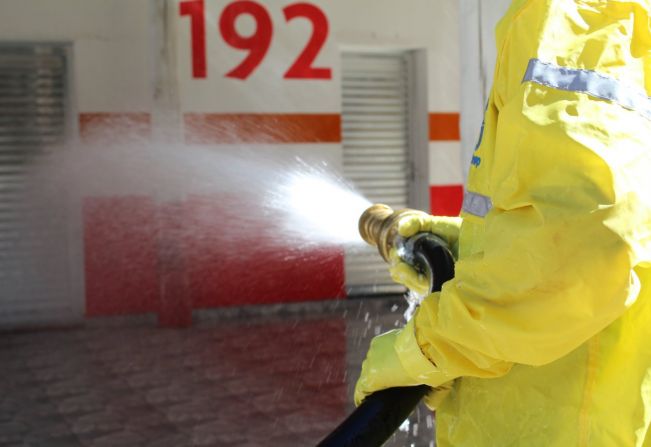 A Prefeitura de Nazaré Paulista em parceria com a Sabesp realiza higienização de locais públicos como forma de prevenção ao Covid-19