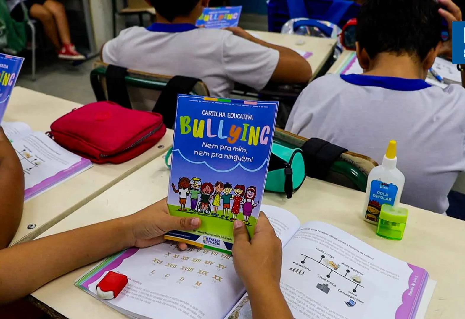 PREFEITURA DE NAZARÉ PAULISTA REALIZA ENTREGA DE CARTILHAS DE CONSCIENTIZAÇÃO NO DIA NACIONAL DE COMBATE AO BULLYING