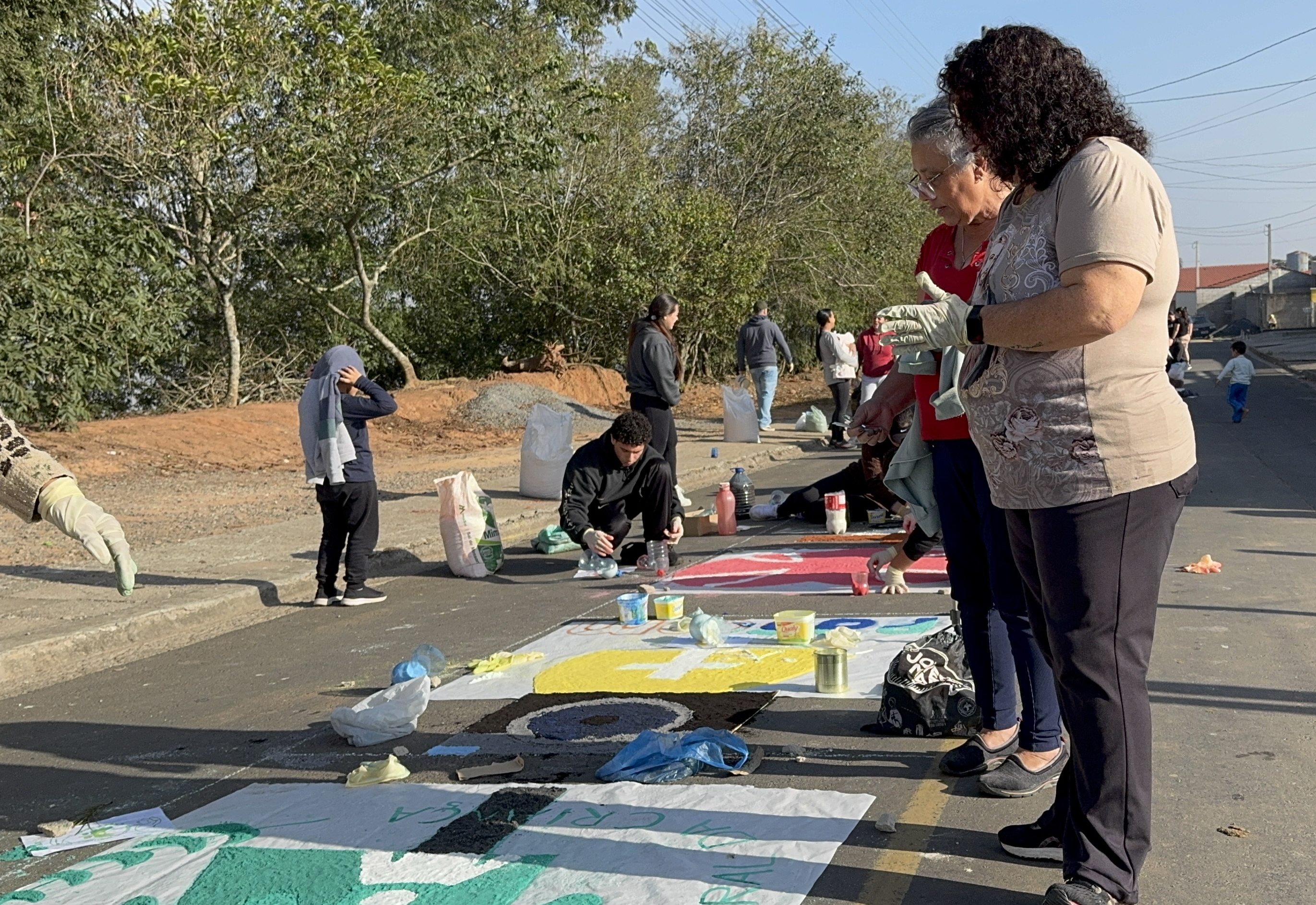 Paróquia Santa Rita: Nazaré Paulista celebra Corpus Christi com tradicional confecção de tapetes