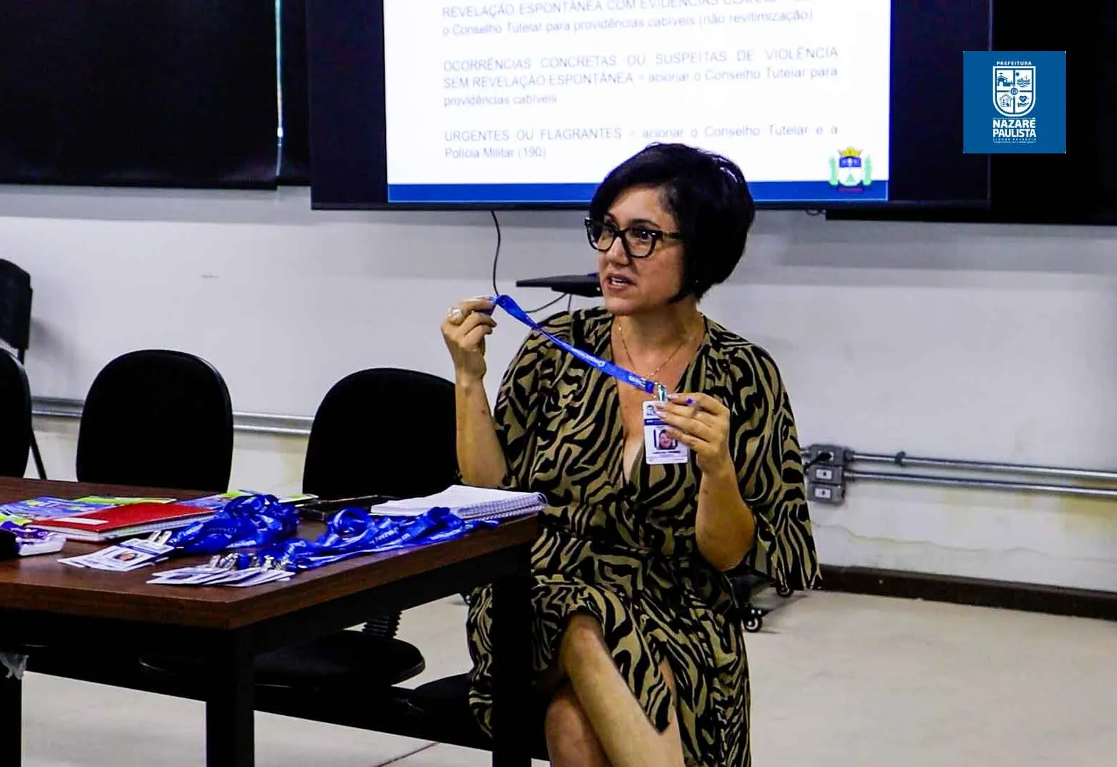 PREFEITURA REALIZA ENTREGA DE CRACHÁS AOS SERVIDORES PÚBLICOS DA EDUCAÇÃO 