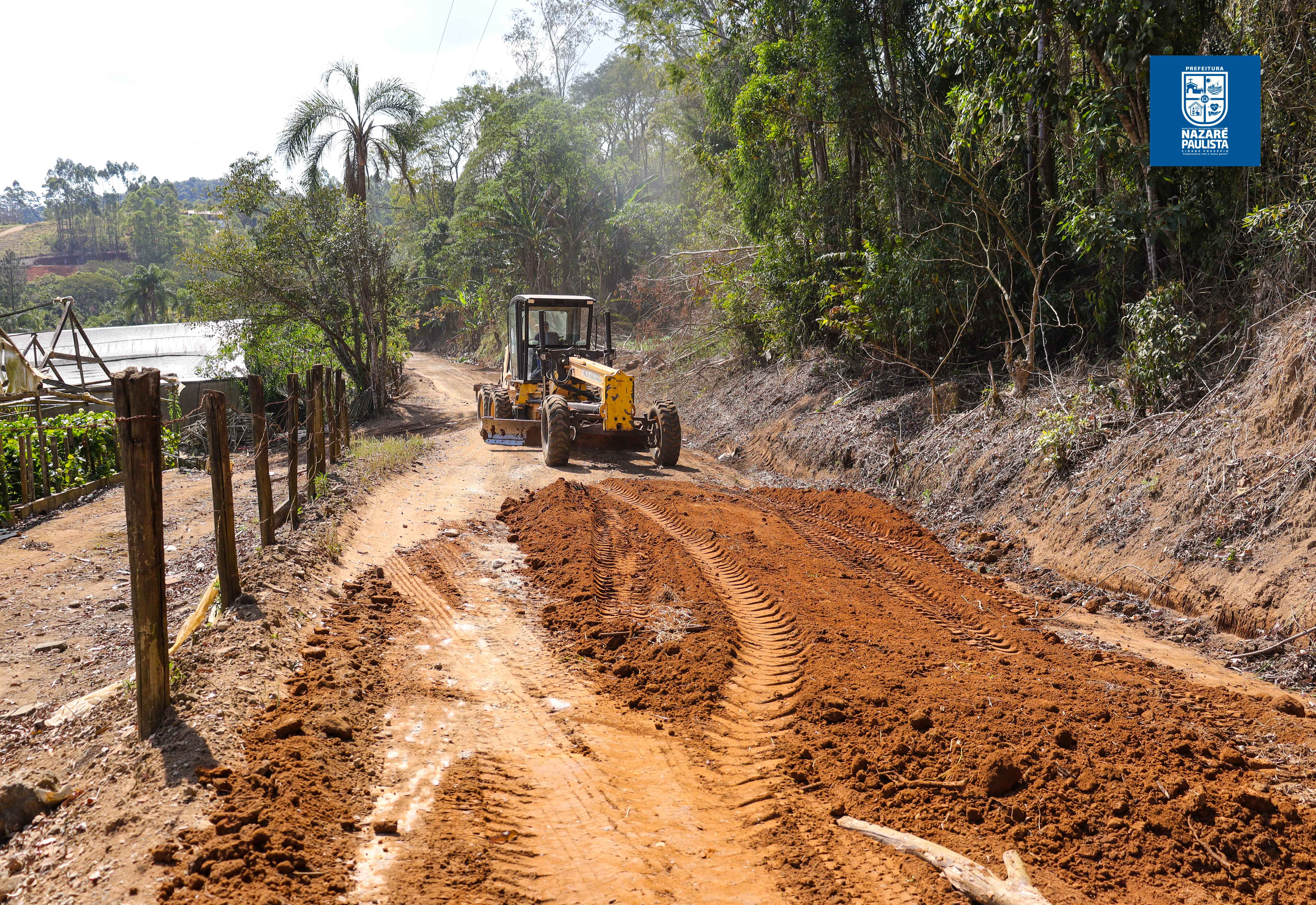 PREFEITURA INTENSIFICA MANUTENÇÃO DE ESTRADAS RURAIS NO BAIRRO DIVININHO