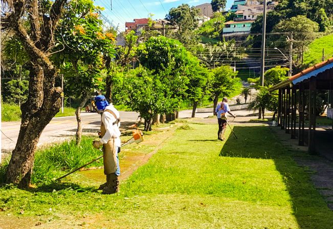 Equipes da Prefeitura realizam limpeza em várias regiões de Nazaré Paulista