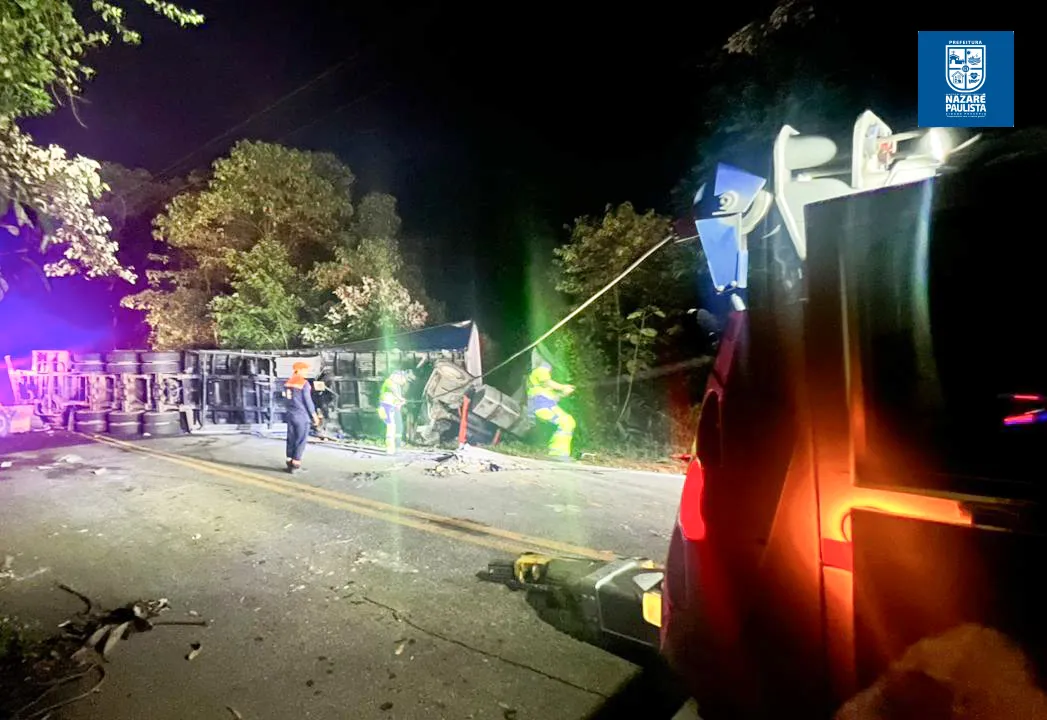 Defesa Civil de Nazaré Paulista atua durante a madrugada em apoio ao DER após tombamento de carreta na Rodovia Juvenal Ponciano de Camargo