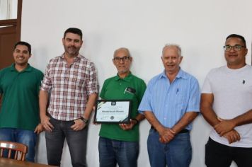 Prefeito Murilo Pinheiro entrega certificado de Reconhecimento a servidor público em Nazaré Paulista