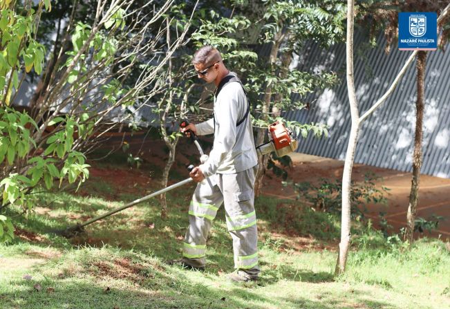 Prefeitura segue no trabalho de limpeza urbana em praças e escolas